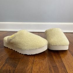 Beautiful Ugg Slides Women’s Size 8