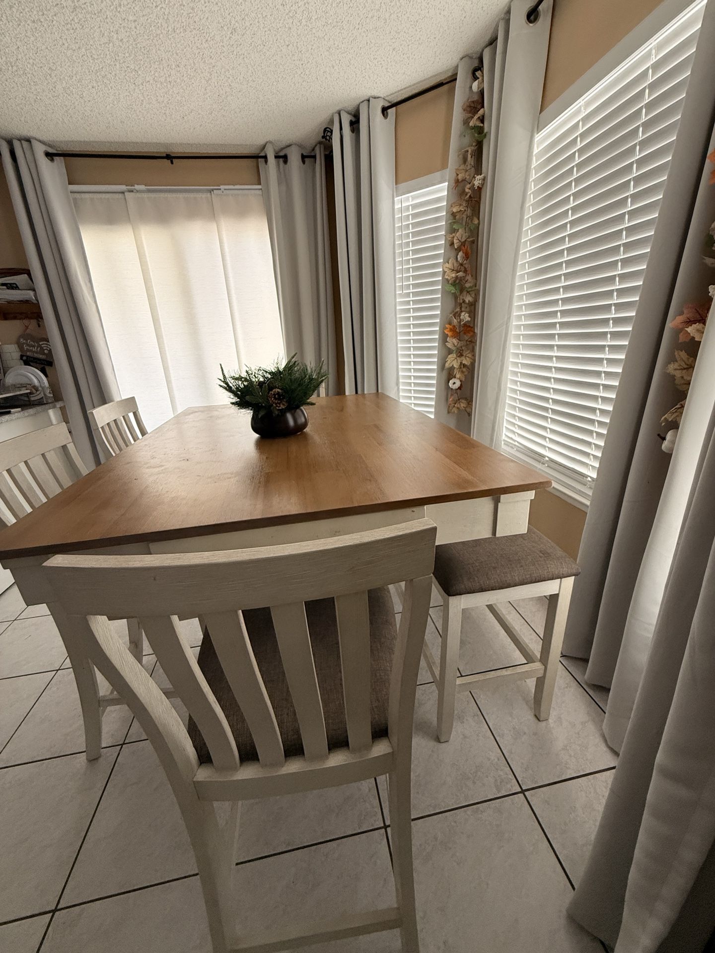 Dining Room Table W/ Chairs! 