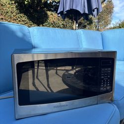 Insignia Countertop Microwave with Glass Turntable