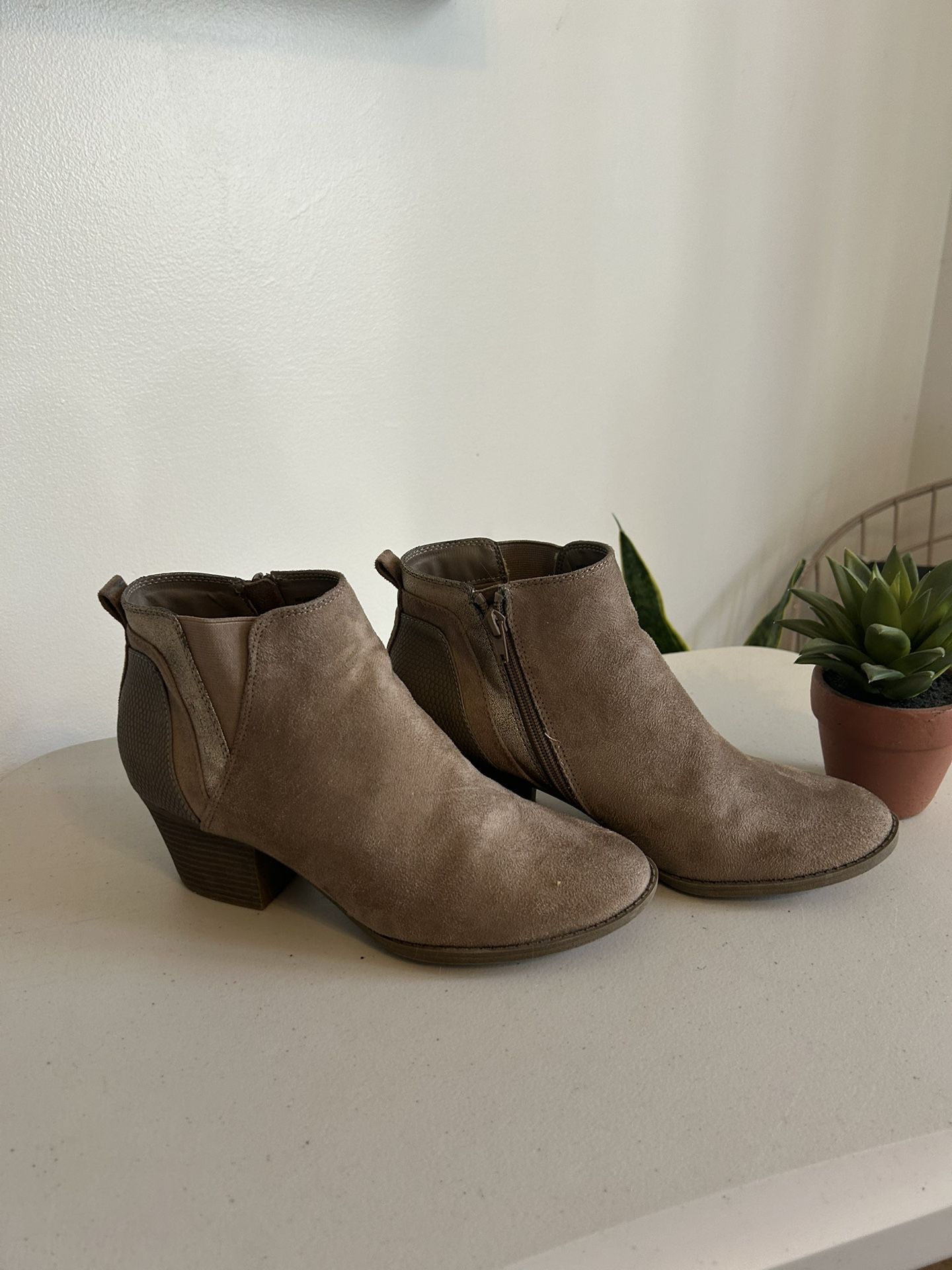Ladies size 10 tan suede boots with heel-faded glory-like new