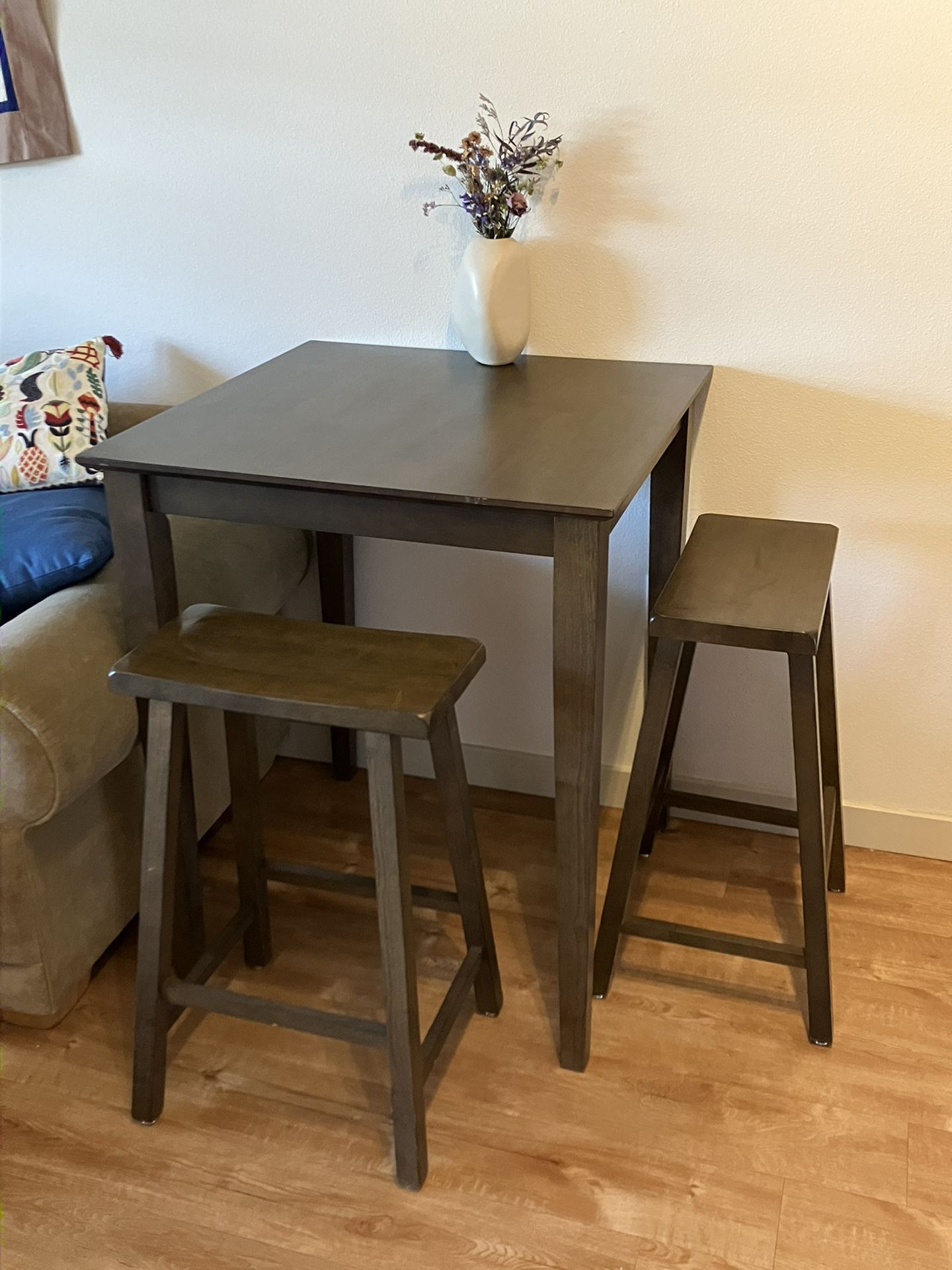 Breakfast Table And Stools