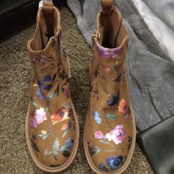 Flower Brown Boots Thumbnail