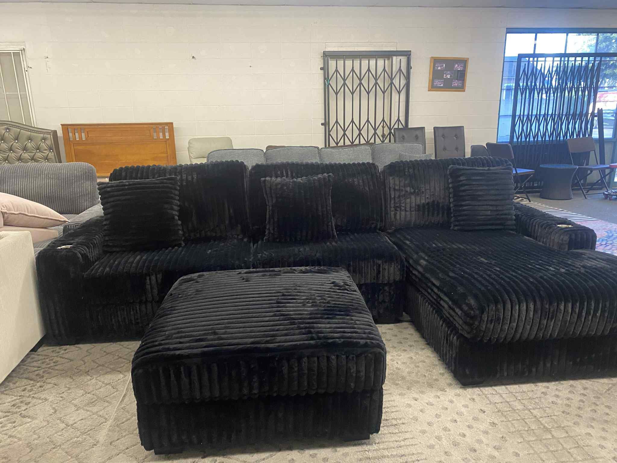 New 4 Piece Modular Sectional Sofa Couch with Chaise! Free Delivery 🚚!