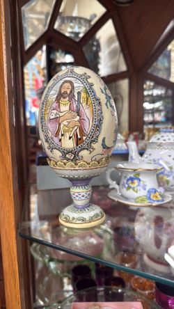 Jesus on egg with pedestal