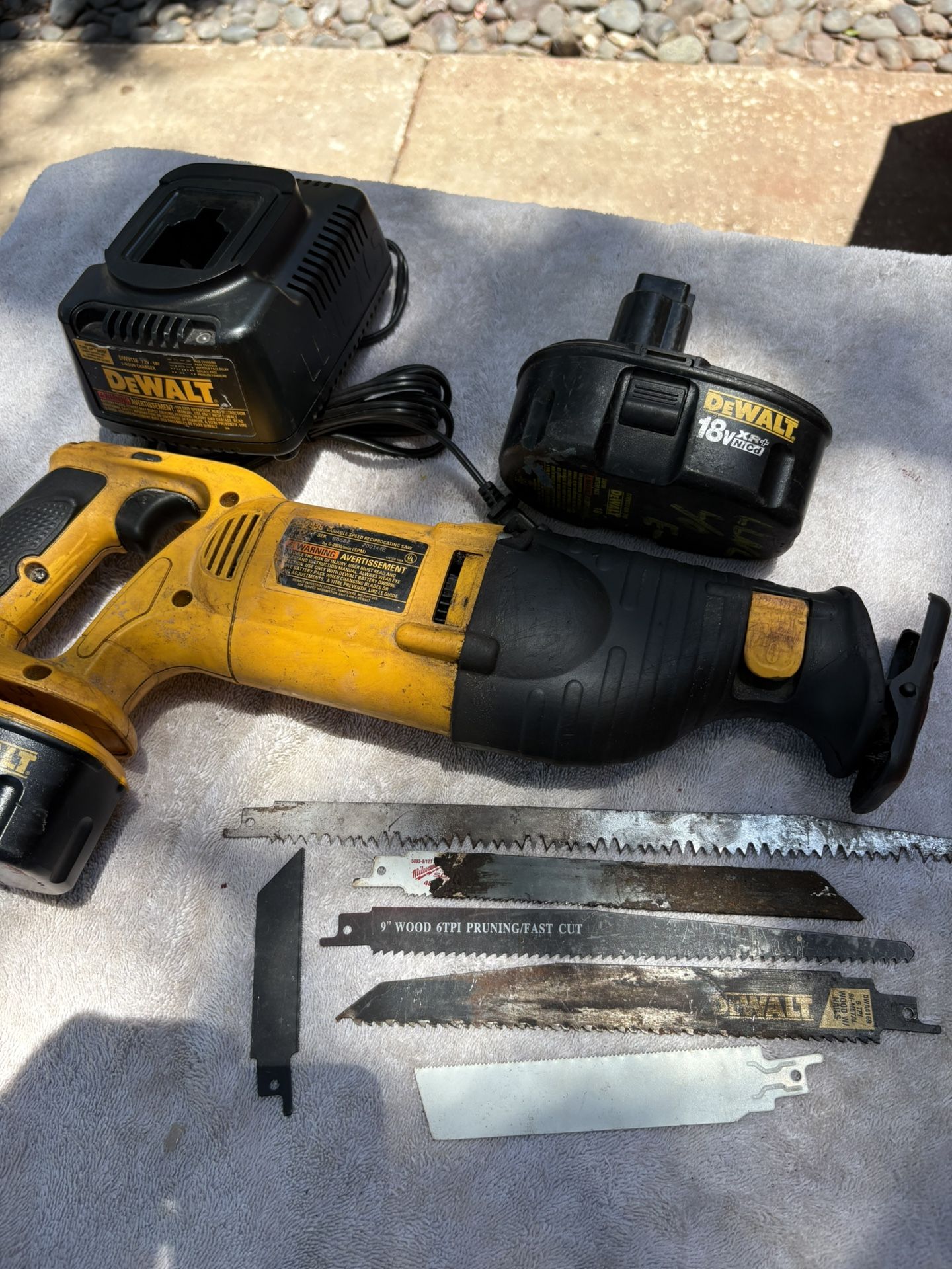 Dewalt 18V Recip Saw Kit-DW938- Variable Spd., 2 Healthy Batteries/Charger, Blades