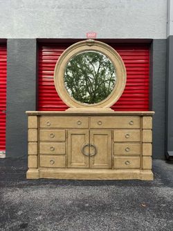 Solid wood dresser and mirror/ In GREAT condition/ Delivery negotiable