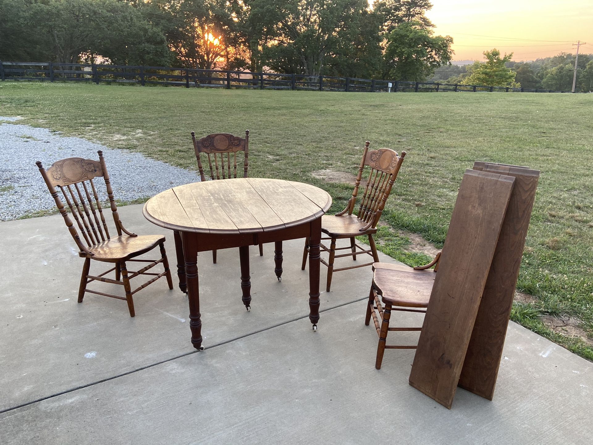 Vintage antique wood leaf round table with 4 chairs Victorian