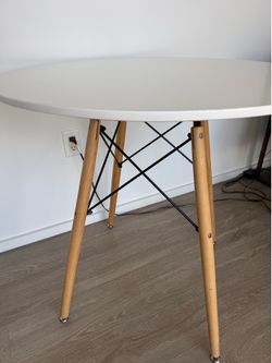 Round White table