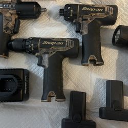 Snap On Set 1.4.4v  Tools And 3 Batterys And Charger 