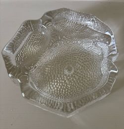 vintage Scandinavian crystal dual pipe ashtray equipped with a built-in central tapper (pipe knocker).