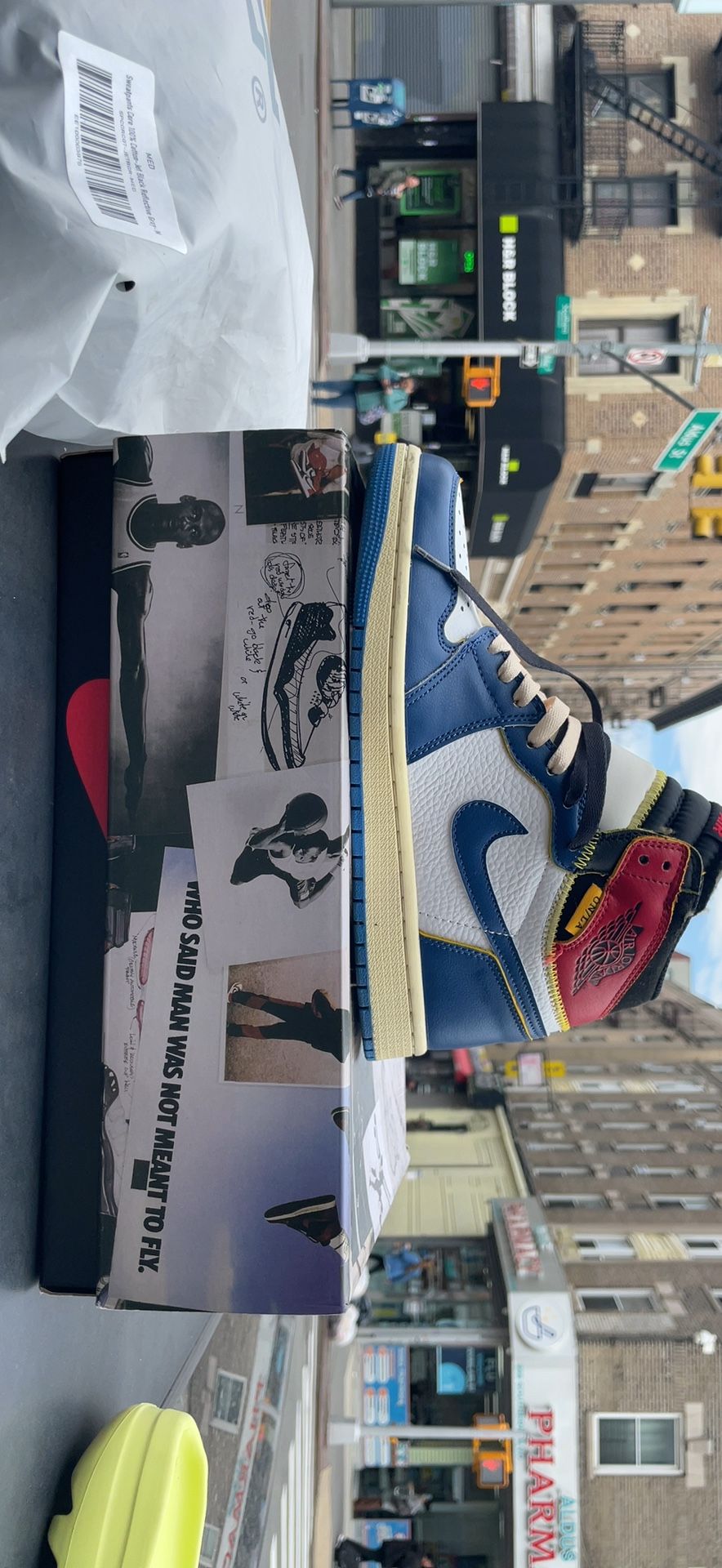 UN/LA jordan 1’s