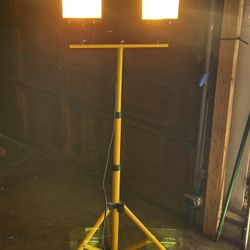 Voltec Halogen Work Light / Tripod 