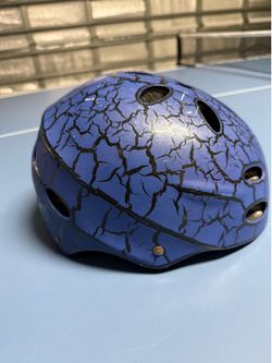 The Blue Crackle Finish Vented Skate Helmet is a stylish and functional protective gear designed for skateboarding and other outdoor sports. Featuring