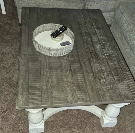 coffee table and 1 side table with lamp