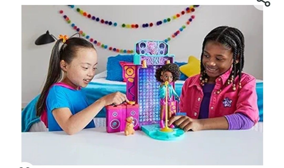 Mattel Karma’s World Toy Playset with Doll & Accessories, Musical Star Stage with Lights & Sounds, Transforms from Bed to Stage