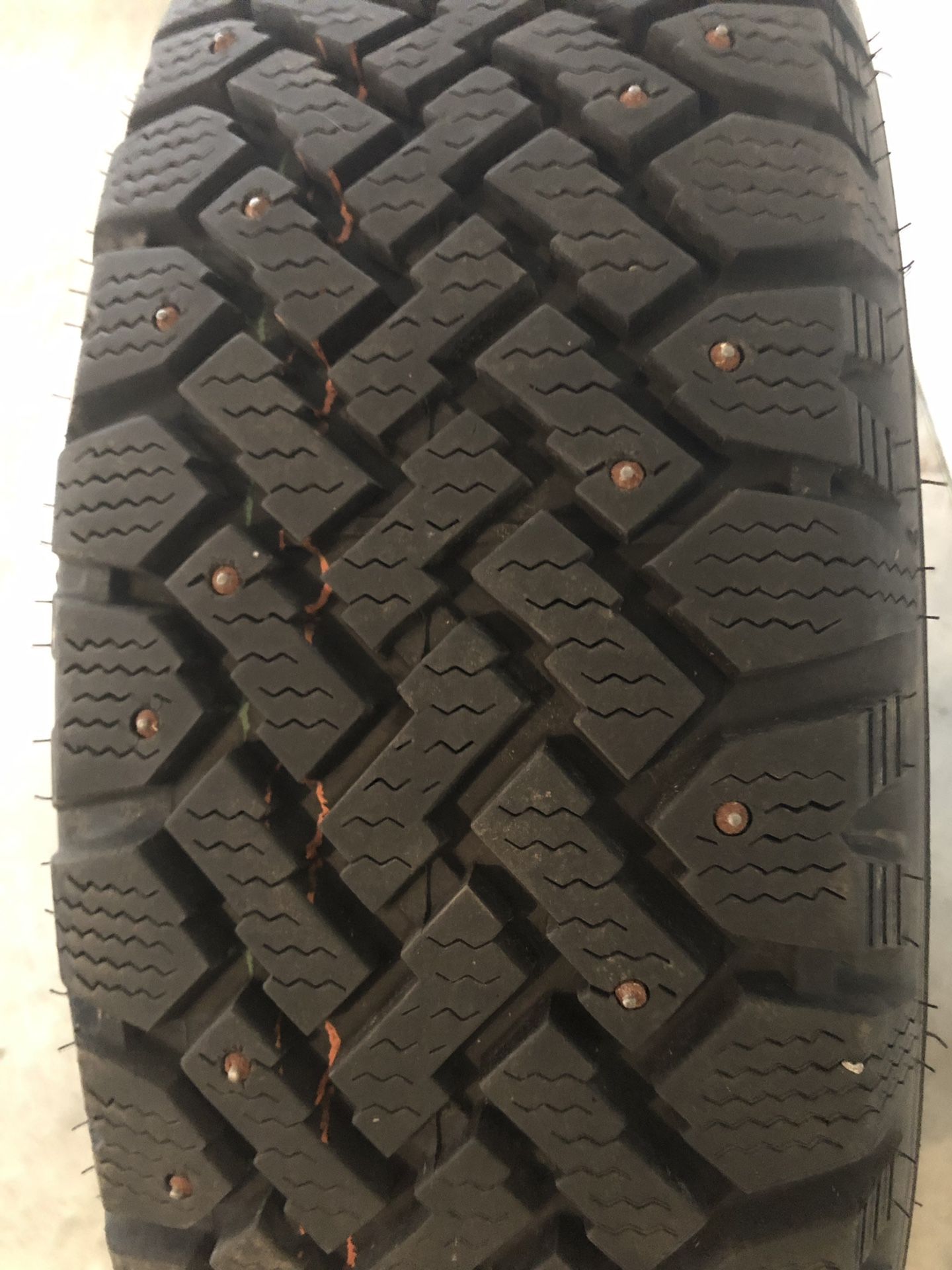 Wintermark Magna Grip P195/65R15 Snow Tires (4)