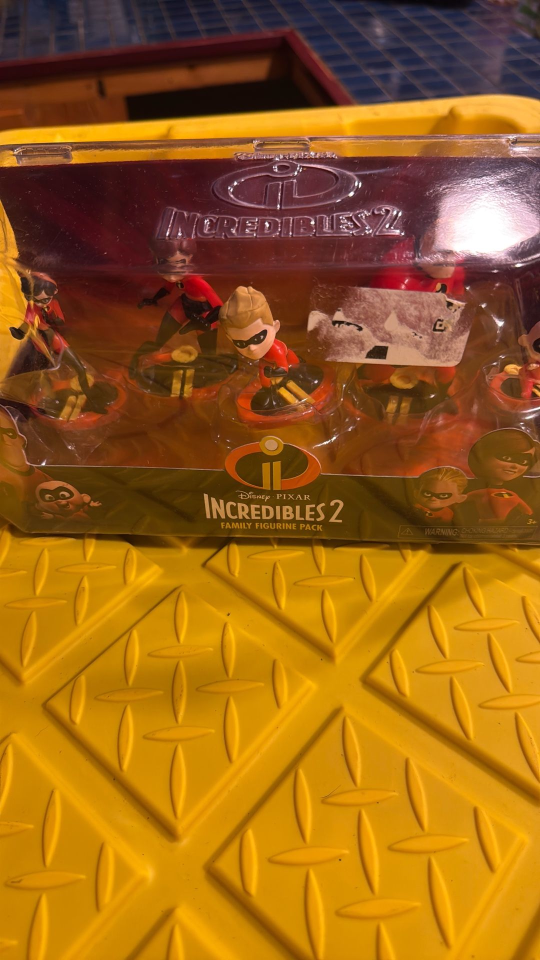 The Incredible  Two Figurines (5)