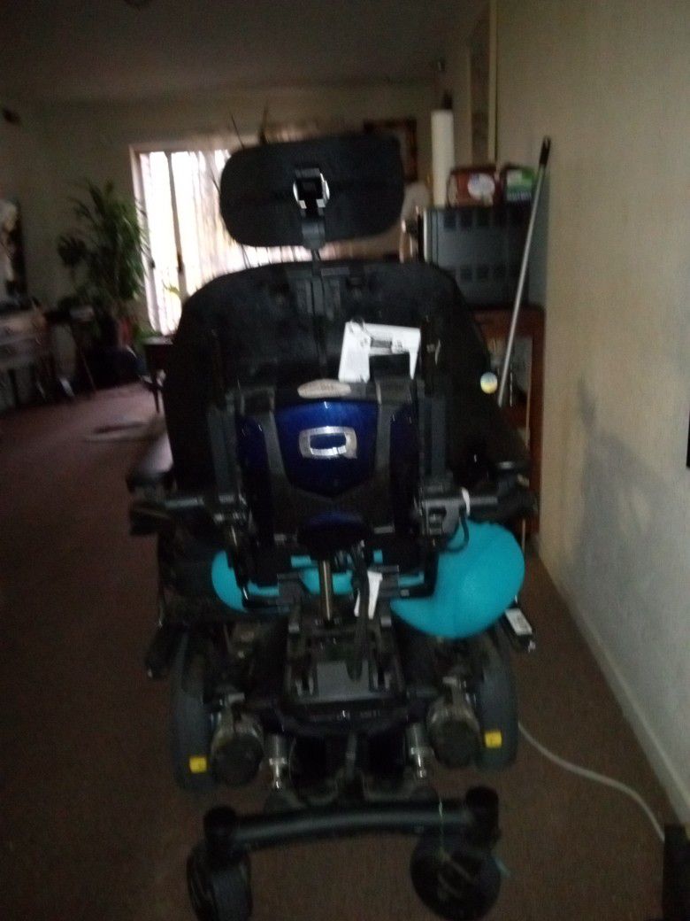 Quantum 6 EdgeHD Power Wheelchair