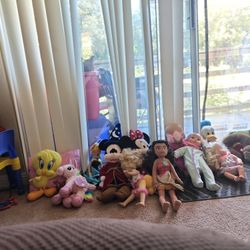 10 Plushy, And 2 dolls