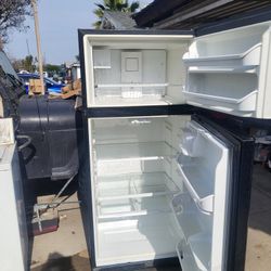 Frigidaire Refrigerador (MOVING SALE)