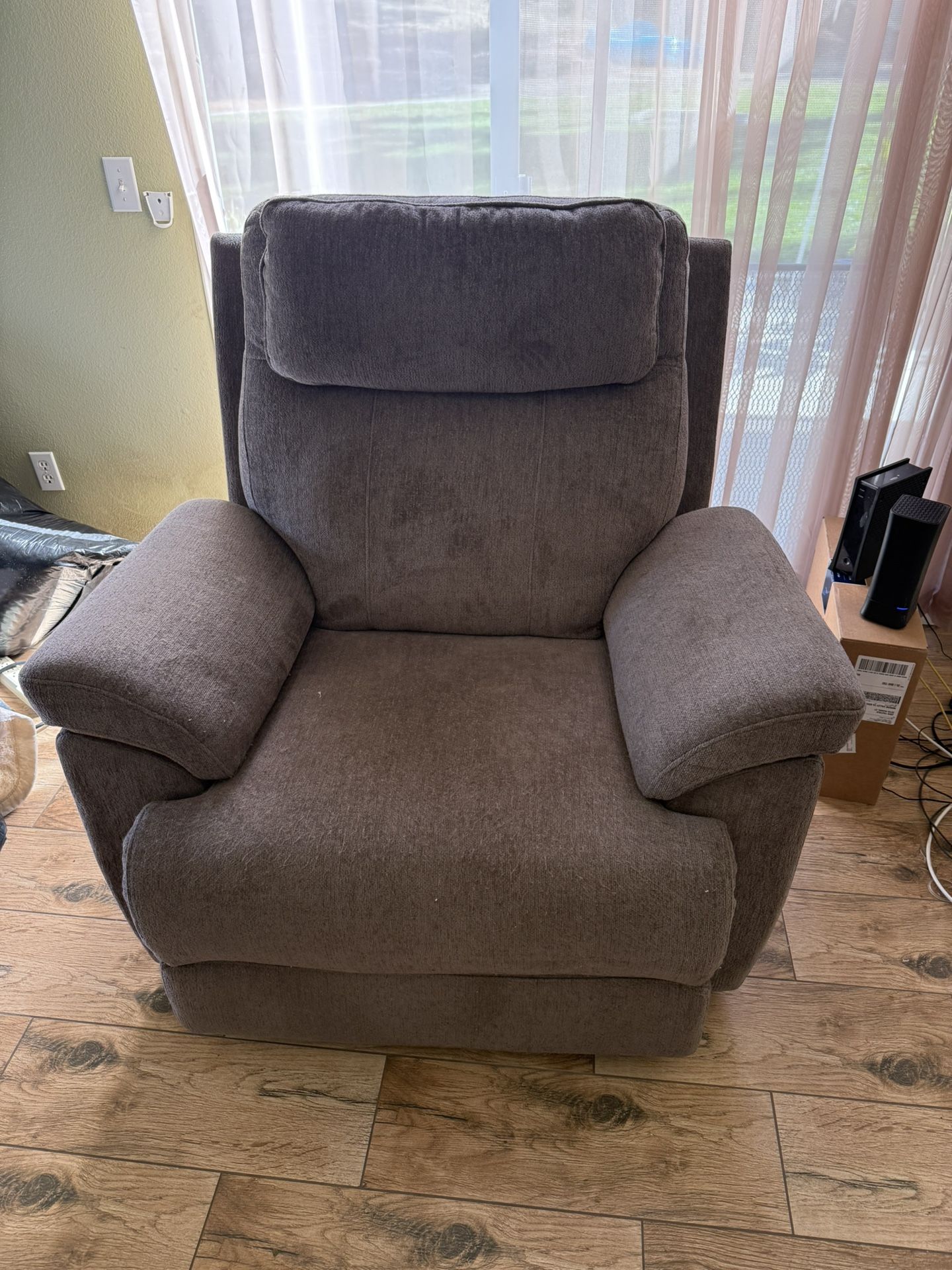 Like New Jerome’s Power Recliner With Built In Charger ports