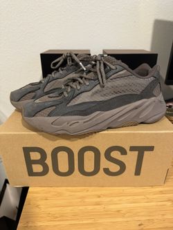 Yeezy 700 V2 Mauve Size 9.5