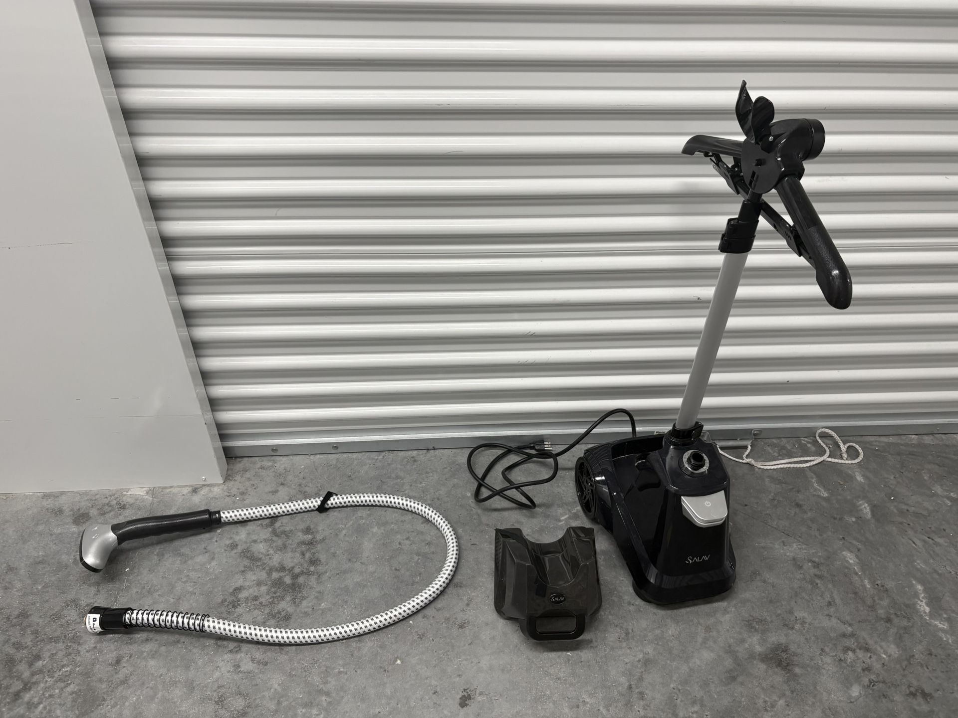 SALAV Heavy Duty Commercial Full-Size Garment Steamer (Cracked Water Tank) Turns on perfect Tank has a crack works well just a leak Selling for par