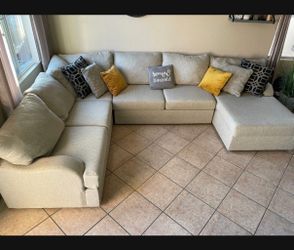 DELIVERY AVAILABLE 🚛! Gorgeous Beige Sectional Couch from Living Spaces LIKE NEW!