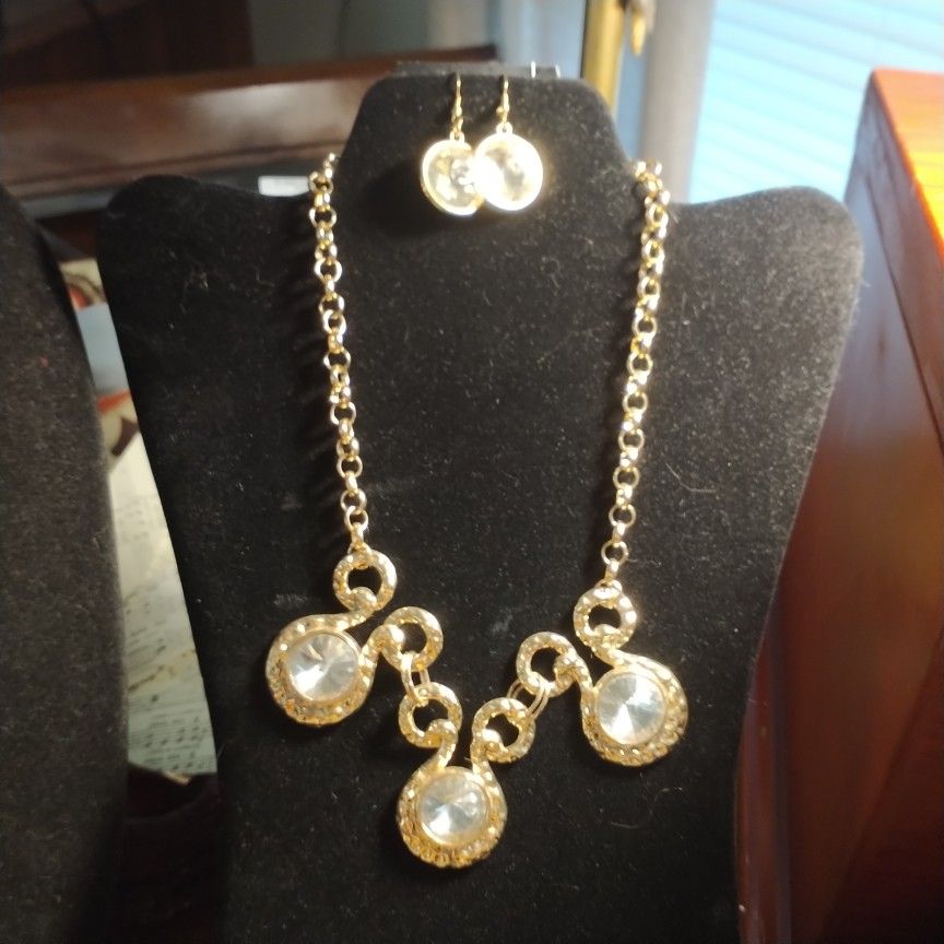 Gold Tone Three Gemmed Necklace With Matching Earrings. Gorgeous, Shimmering.
