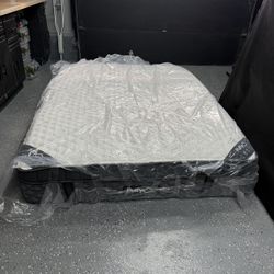 Puffy Royal Hybrid Queen Mattress Like New