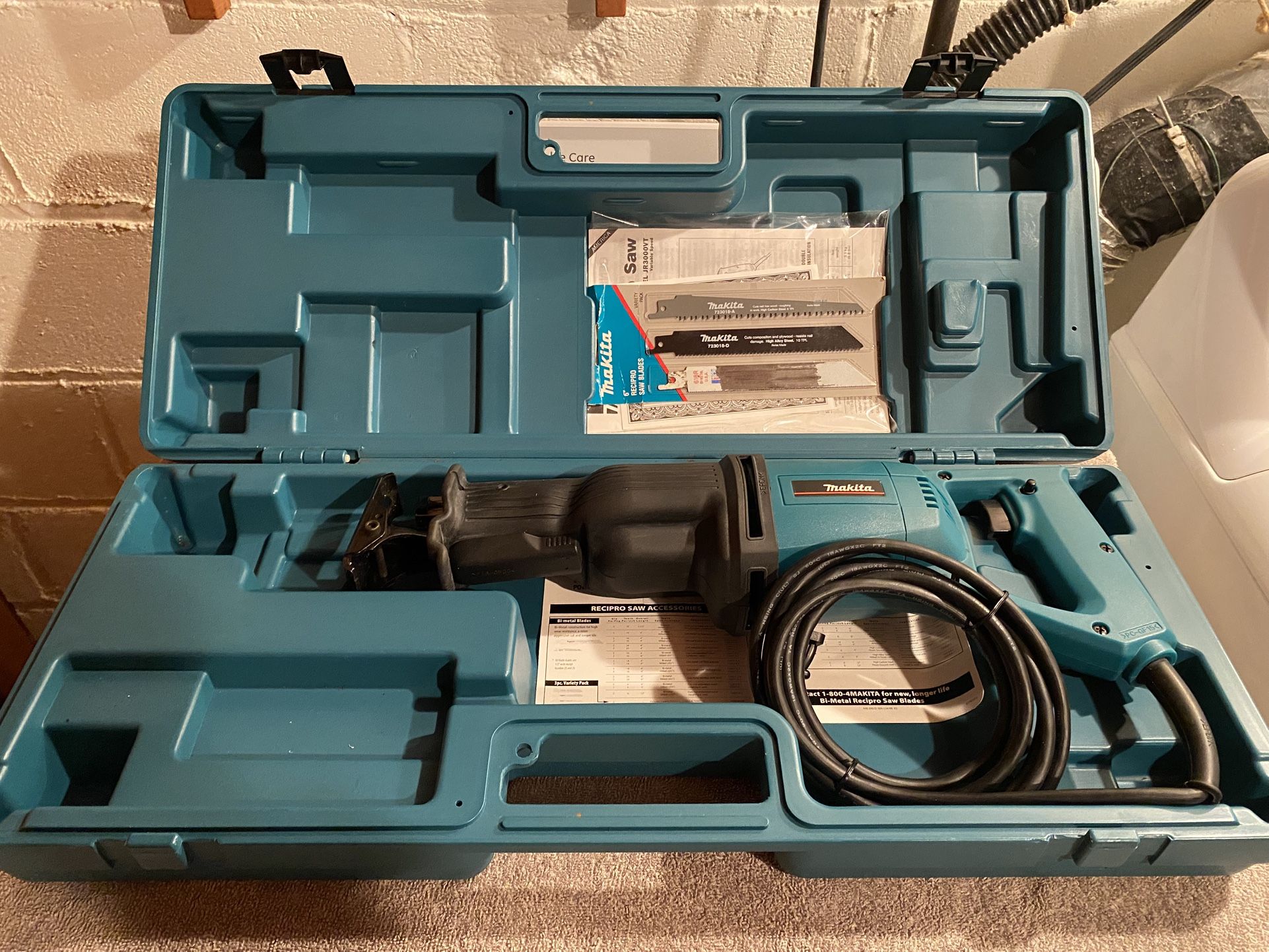 Makita reciprocating saw with case