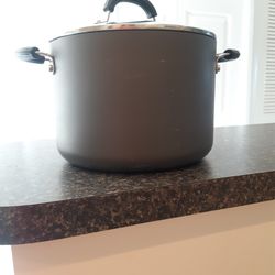 BASICALLY NEW, CIRCULON HARD ANODIZED, NON-STICK POT WITH LID, 8QT, LIKE NEW, EXCELLENT CONDITION, LIFE WARRANTY 