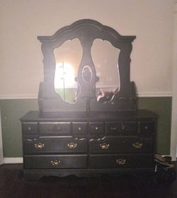MUST GO TODAY BEAUTIFUL VINTAGE DRESSER AND MIRROR