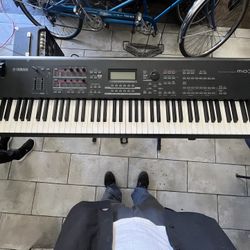 Yamaha MOXF8 synthesizer workstation