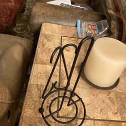 Nice sturdy Black heavy metal paper towel holder for regular rolls not extra large/Costco rolls apex