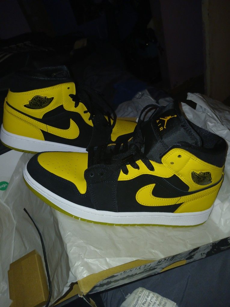 Brand New Air Jordan 1 Mid SE Black Varsity Maize White