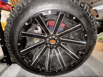 Jeep Tires With 5 Rims ( 35x12.5 OR 22LT