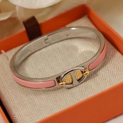 A lady's high-end bracelet