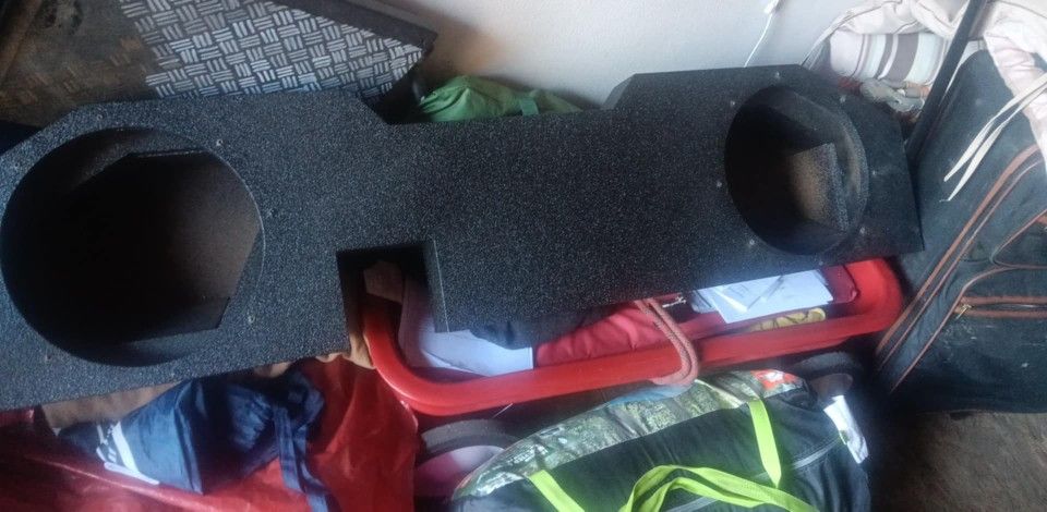 New Condition) 2 12's Truck Speaker Box Must Go