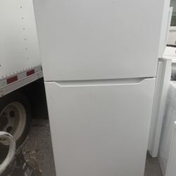 Top And Bottom Refrigerator And Really Good Condition Like New 