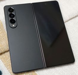 🎯 Fold 4 – Premium Foldable at a STEAL!