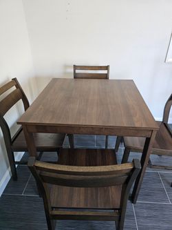 Lovey Dining Table with 4 Chairs