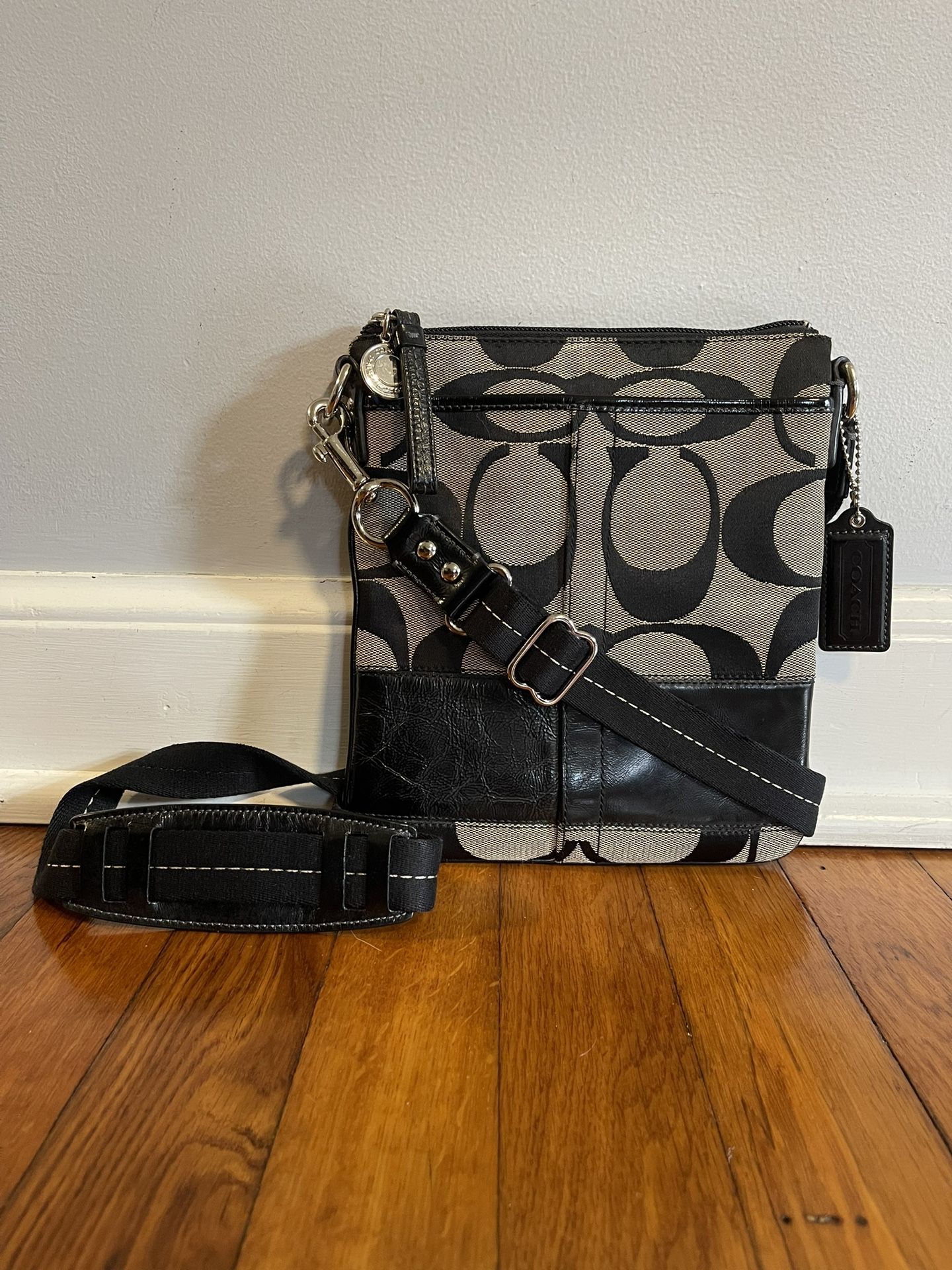 Beautiful Coach Signature Canvas Crossbody