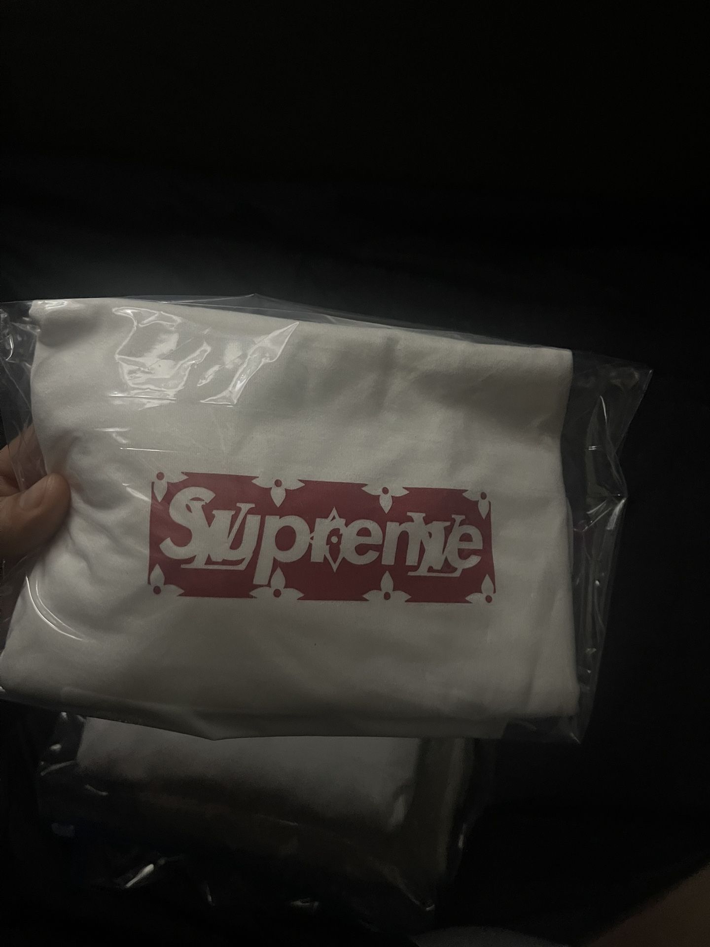 Supreme Lv Box Logo