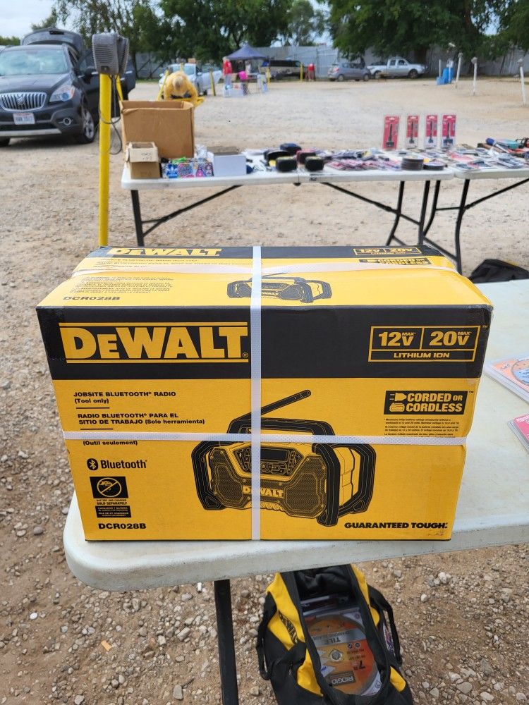 DeWalt 20 Or 12 Volt Radio With Bluetooth An Charger Or Electric