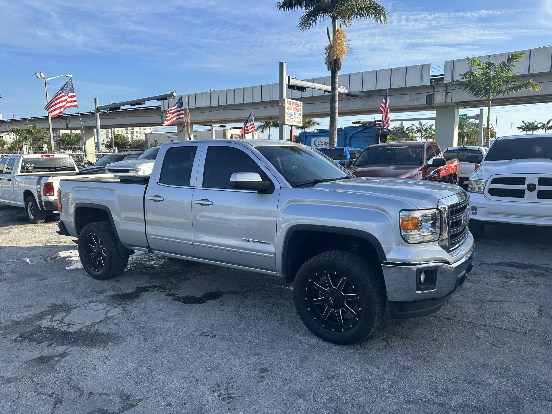 used 2014 gmc Sierra - front view 1