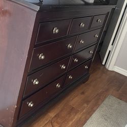 Solid Wood Dresser – Excellent Condition