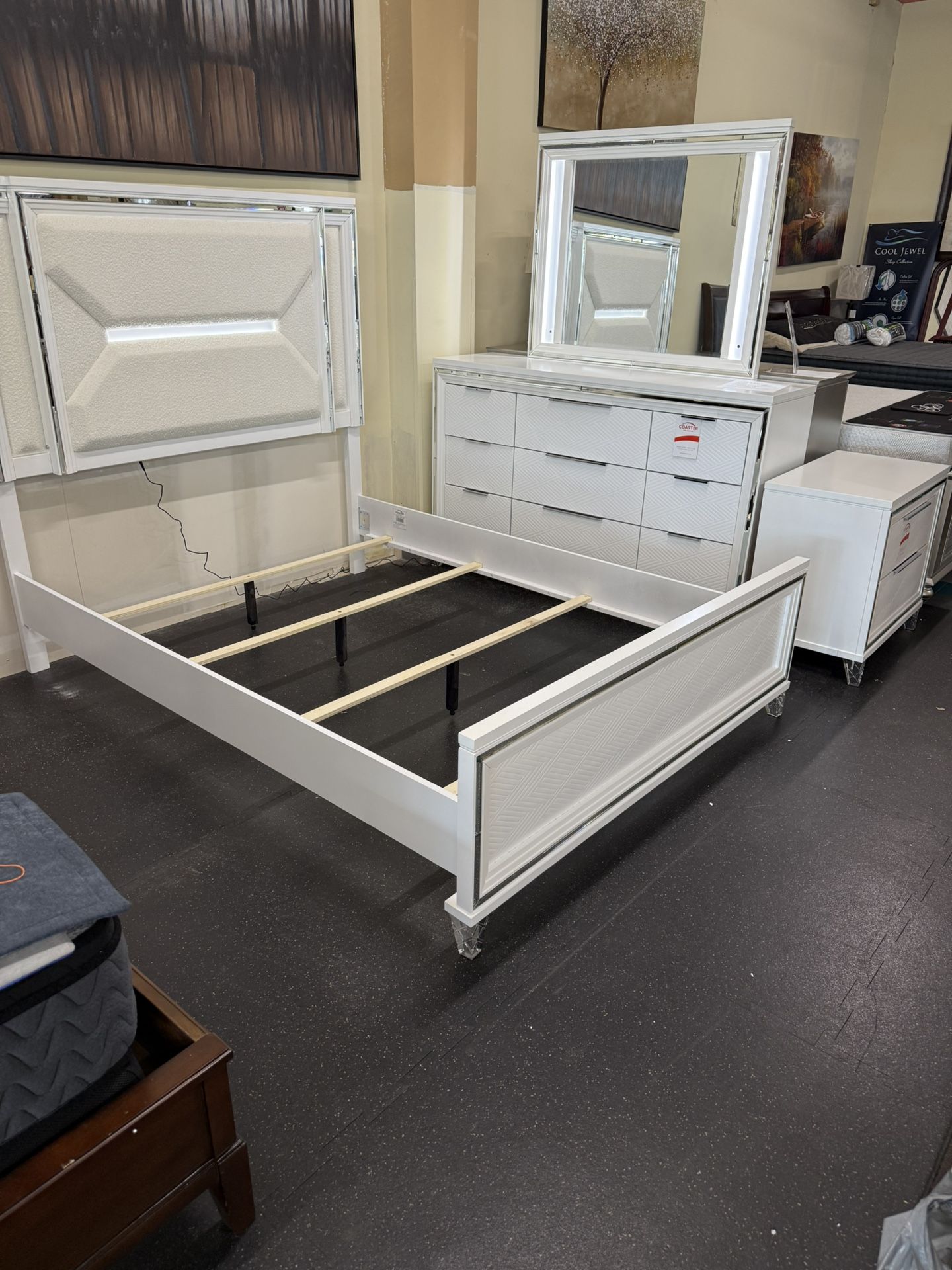 Queen Bed Room Set( Includes Queen Bed Frame, Dresser, Mirror, 1 Night Stand) On Sale