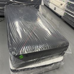 TWIN XL SIMMONS BEAUTYREST BLACK HYBRID MATTRESS & BOX SPRING BED SET