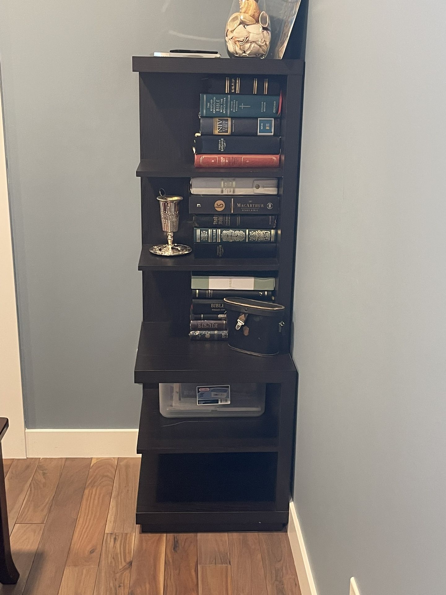 📚 Set of 2 Matching Dark Wood Bookshelves – Stylish & Sturdy $140 – Kent, WA Gently Used | Great Condi